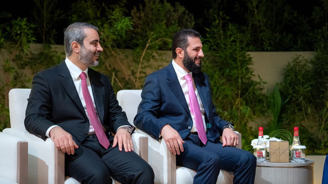التقى فخامة رئيس الجمهورية السيد أحمد الشرع ووزير الخارجية والمغتربين السيد أسعد حسن الشيباني، نائب رئيس دولة الإمارات رئيس مجلس الوزراء حاكم دبي صاحب السمو الشيخ محمد بن راشد آل مكتوم