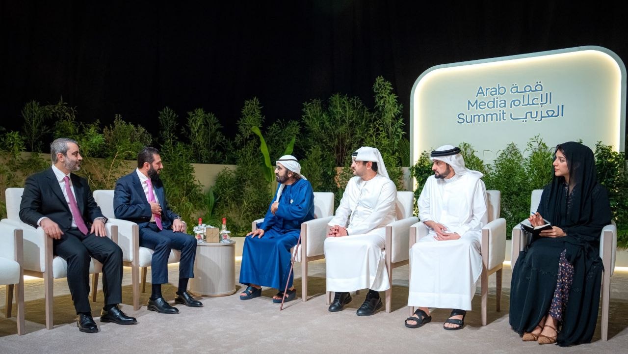 التقى فخامة رئيس الجمهورية السيد أحمد الشرع ووزير الخارجية والمغتربين السيد أسعد حسن الشيباني، نائب رئيس دولة الإمارات رئيس مجلس الوزراء حاكم دبي صاحب السمو الشيخ محمد بن راشد آل مكتوم
