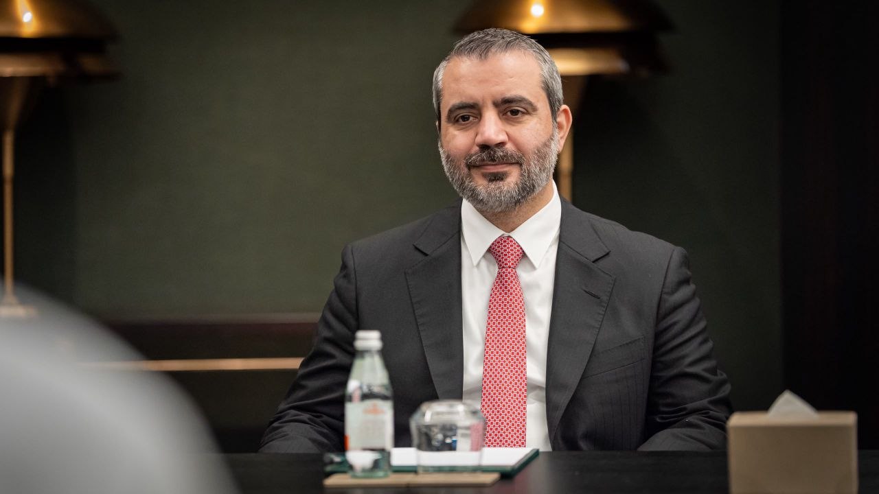 التقى فخامة رئيس الجمهورية السيد أحمد الشرع ووزير الخارجية والمغتربين السيد أسعد حسن الشيباني وفدًا وزاريًا إماراتيًا برئاسة وزير شؤون مجلس الوزراء السيد محمد القرقاوي