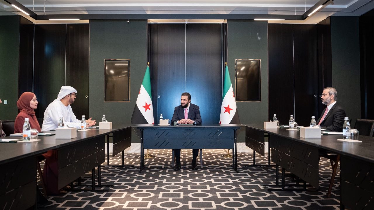 التقى فخامة رئيس الجمهورية السيد أحمد الشرع ووزير الخارجية والمغتربين السيد أسعد حسن الشيباني وفدًا وزاريًا إماراتيًا برئاسة وزير شؤون مجلس الوزراء السيد محمد القرقاوي