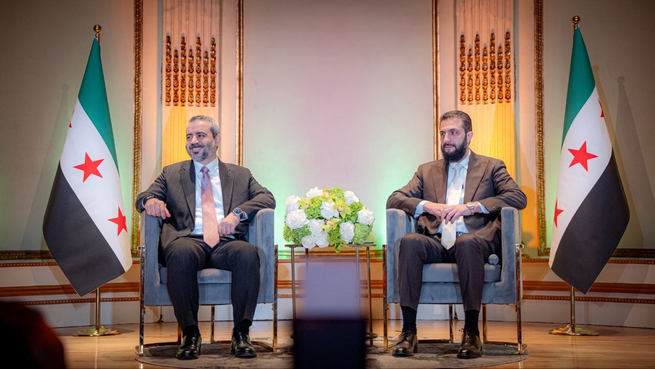 التقى فخامة رئيس الجمهورية السيد أحمد الشرع، ووزير الخارجية والمغتربين السيد أسعد حسن الشيباني، بحضور وزير الطوارئ وإدارة الكوارث السيد رائد الصالح، بعدد من أبناء الجالية السورية في الولايات المتحدة الأمريكية