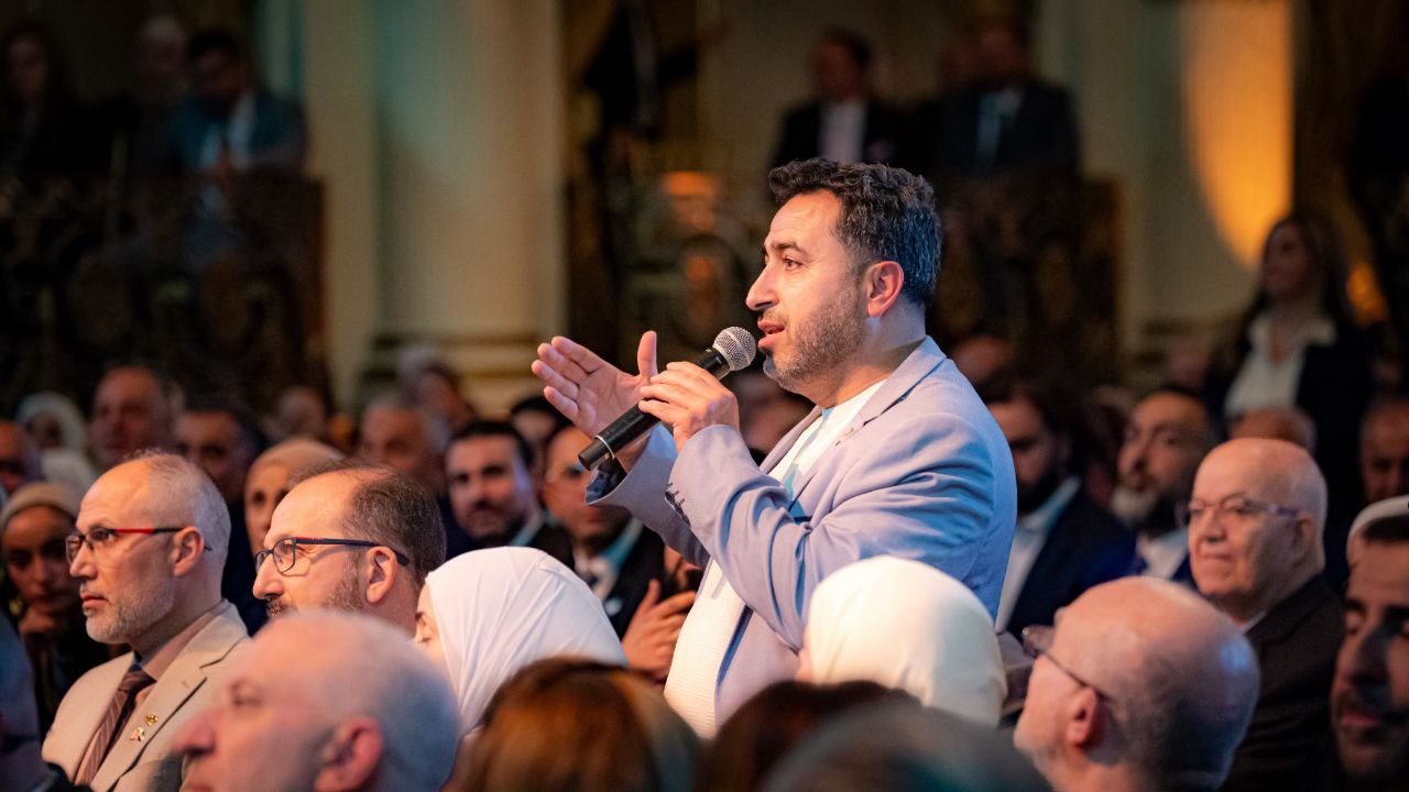 التقى فخامة رئيس الجمهورية السيد أحمد الشرع، ووزير الخارجية والمغتربين السيد أسعد حسن الشيباني، بحضور وزير الطوارئ وإدارة الكوارث السيد رائد الصالح، بعدد من أبناء الجالية السورية في الولايات المتحدة الأمريكية