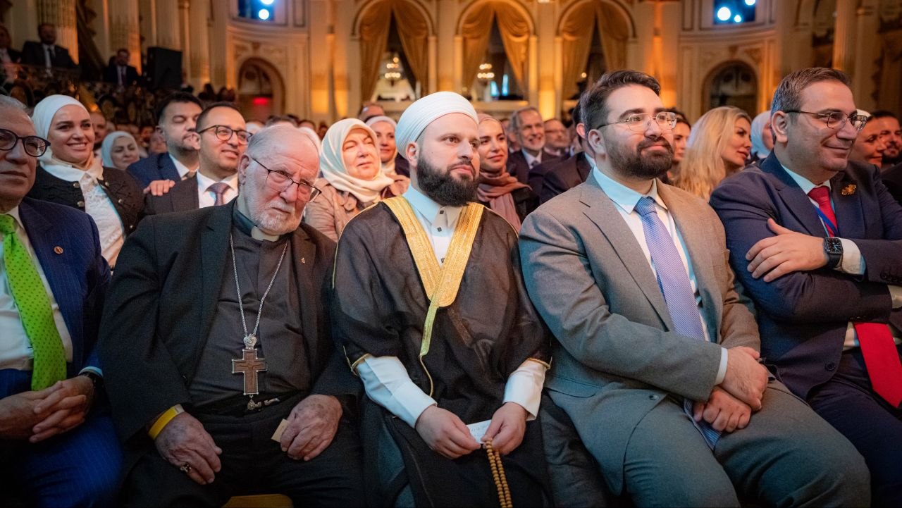 التقى فخامة رئيس الجمهورية السيد أحمد الشرع، ووزير الخارجية والمغتربين السيد أسعد حسن الشيباني، بحضور وزير الطوارئ وإدارة الكوارث السيد رائد الصالح، بعدد من أبناء الجالية السورية في الولايات المتحدة الأمريكية