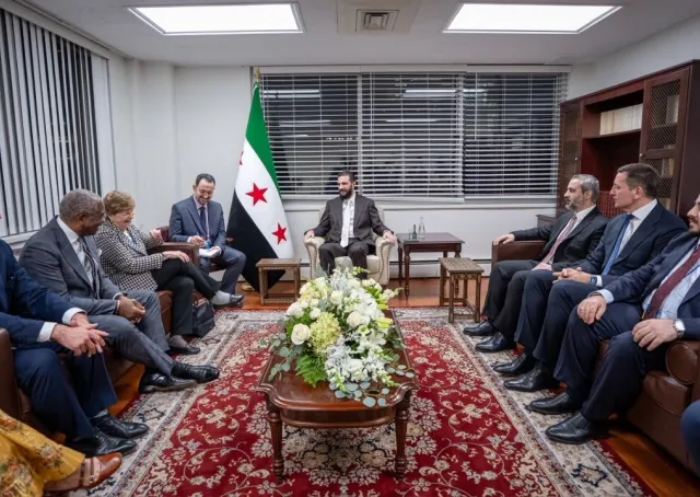 التقى فخامة رئيس الجمهورية السيد أحمد الشرع، ووزير الخارجية والمغتربين السيد أسعد حسن الشيباني، عدداً من أعضاء الكونغرس الأمريكي