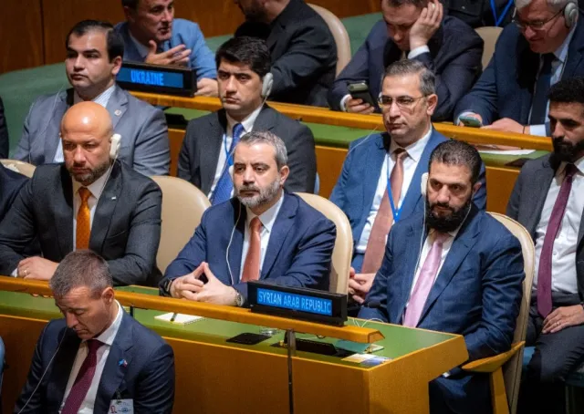فخامة رئيس الجمهورية السيد أحمد الشرع ووزير الخارجية والمغتربين السيد أسعد حسن الشيباني يشاركان في الجلسة الافتتاحية للدورة الحادية والثمانين للجمعية العامة للأمم المتحدة في نيويورك، بحضور وزير الطوارئ وإدارة الكوارث السيد رائد الصالح