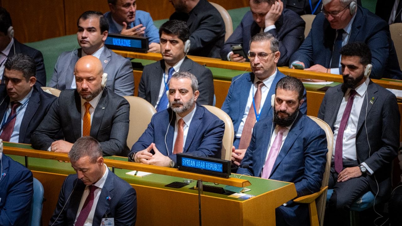 فخامة رئيس الجمهورية السيد أحمد الشرع ووزير الخارجية والمغتربين السيد أسعد حسن الشيباني يشاركان في الجلسة الافتتاحية للدورة الحادية والثمانين للجمعية العامة للأمم المتحدة في نيويورك، بحضور وزير الطوارئ وإدارة الكوارث السيد رائد الصالح