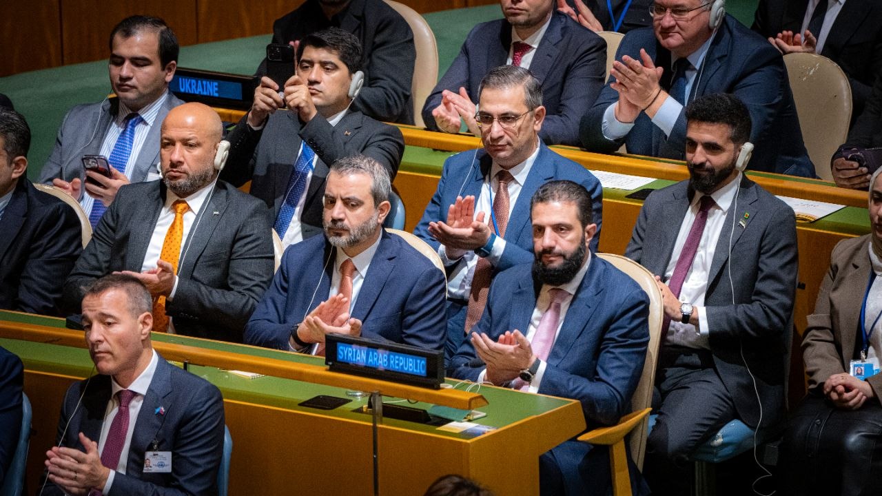 فخامة رئيس الجمهورية السيد أحمد الشرع ووزير الخارجية والمغتربين السيد أسعد حسن الشيباني يشاركان في الجلسة الافتتاحية للدورة الحادية والثمانين للجمعية العامة للأمم المتحدة في نيويورك، بحضور وزير الطوارئ وإدارة الكوارث السيد رائد الصالح