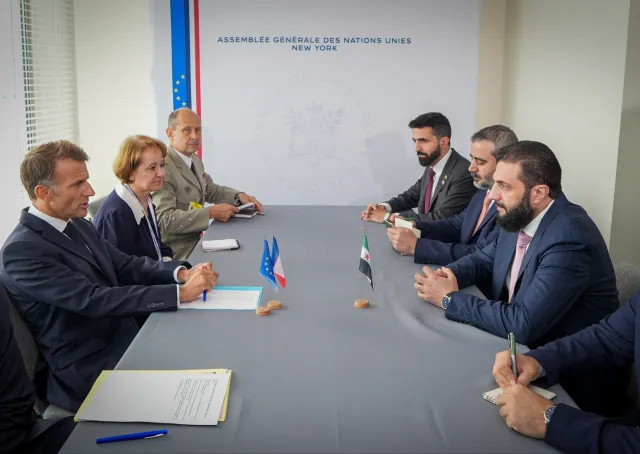 التقى السيد الرئيس أحمد الشرع اليوم رئيس الجمهورية الفرنسية إيمانويل ماكرون، بحضور وزير الخارجية والمغتربين أسعد الشيباني