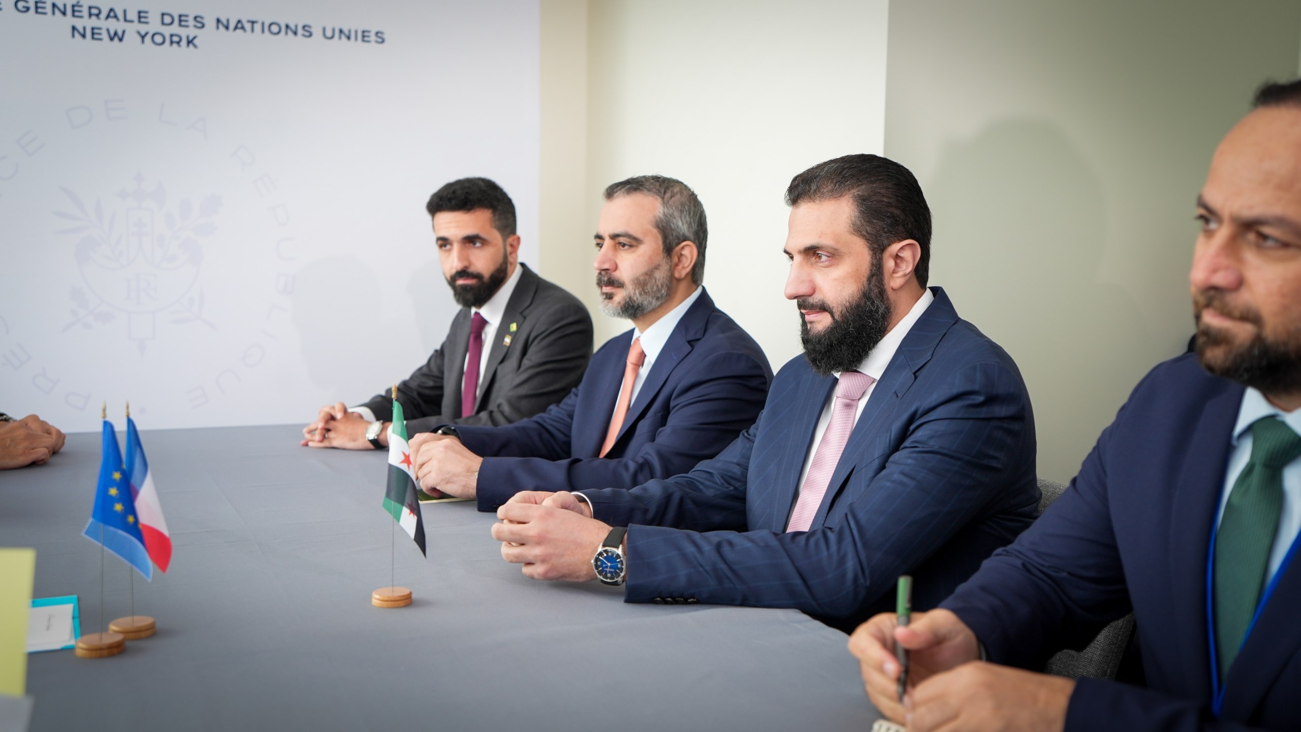 التقى السيد الرئيس أحمد الشرع اليوم رئيس الجمهورية الفرنسية إيمانويل ماكرون، بحضور وزير الخارجية والمغتربين أسعد الشيباني