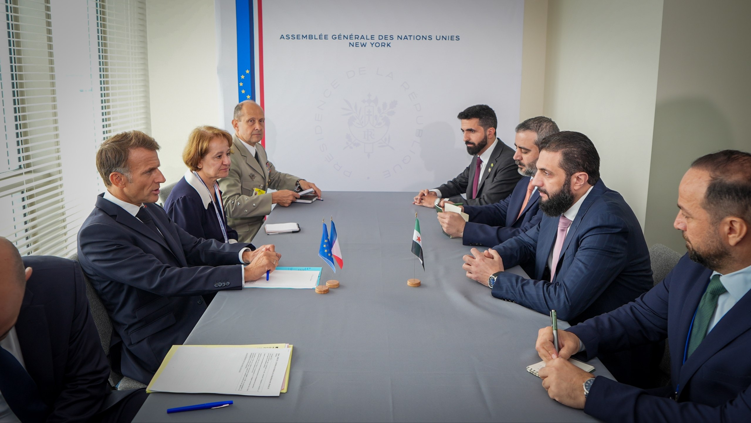 التقى السيد الرئيس أحمد الشرع اليوم رئيس الجمهورية الفرنسية إيمانويل ماكرون، بحضور وزير الخارجية والمغتربين أسعد الشيباني