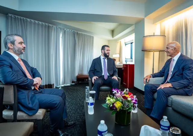 التقى فخامة رئيس الجمهورية السيد أحمد الشرع ووزير الخارجية والمغتربين السيد أسعد حسن الشيباني المبعوث الرئاسي الخاص للولايات المتحدة الأمريكية إلى سوريا ‌والعراق السيد توماس براك
