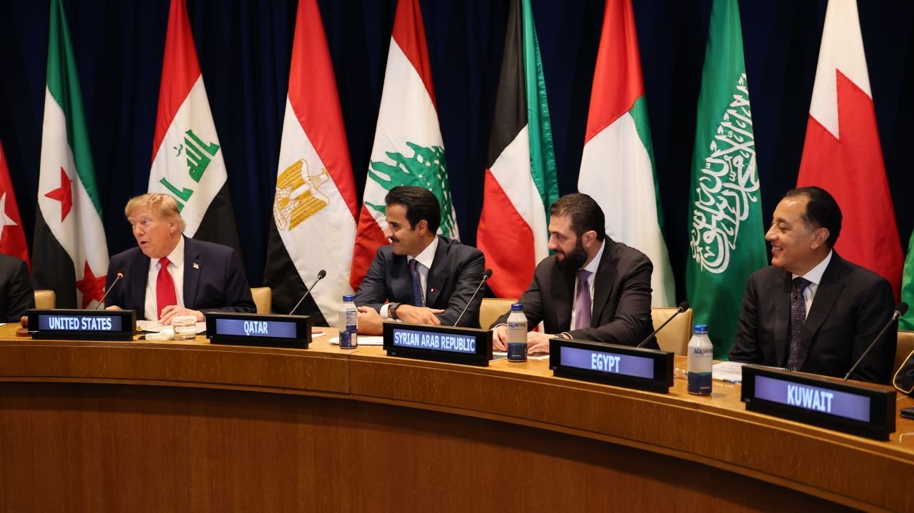 شارك فخامة رئيس الجمهورية السيد أحمد الشرع، ووزير الخارجية والمغتربين السيد أسعد حسن الشيباني، في اجتماع موسع عقده الرئيس الأمريكي السيد دونالد ترامب