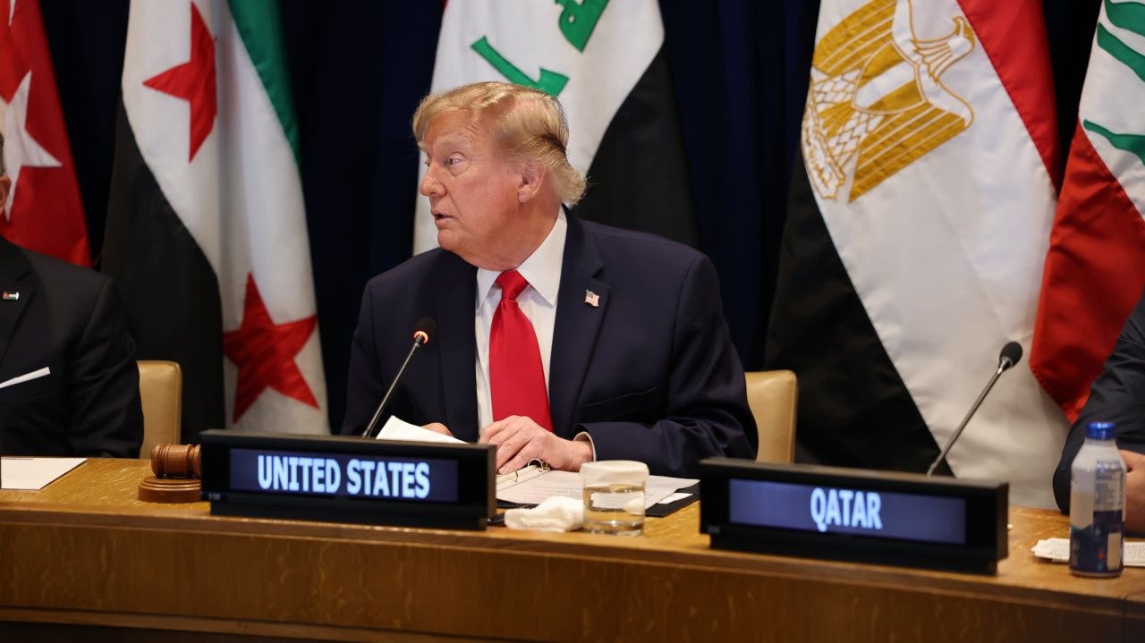 شارك فخامة رئيس الجمهورية السيد أحمد الشرع، ووزير الخارجية والمغتربين السيد أسعد حسن الشيباني، في اجتماع موسع عقده الرئيس الأمريكي السيد دونالد ترامب