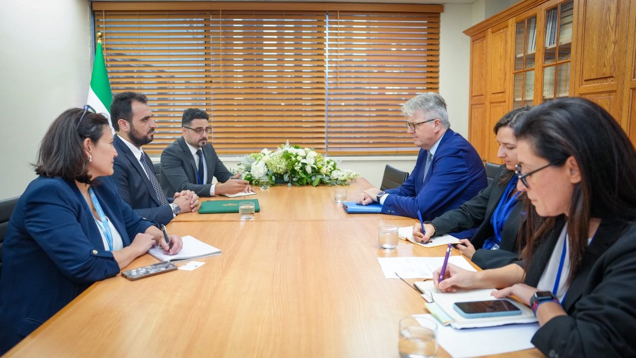 التقى مدير إدارة التعاون الدولي في وزارة الخارجية والمغتربين السيد قتيبة قاديش، المدير العام بالإنابة للمديرية العامة للشرق الأوسط وشمال أفريقيا والخليج في المفوضية الأوروبية السيد مايكل كارنيتشينغ