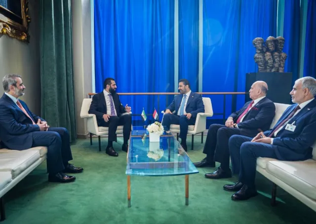 التقى فخامة رئيس الجمهورية السيد أحمد الشرع، ووزير الخارجية والمغتربين السيد أسعد حسن الشيباني، رئيس مجلس وزراء جمهورية العراق السيد علي فالح الزيدي