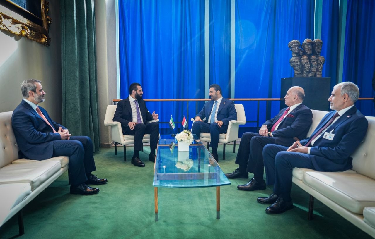 التقى فخامة رئيس الجمهورية السيد أحمد الشرع، ووزير الخارجية والمغتربين السيد أسعد حسن الشيباني، رئيس مجلس وزراء جمهورية العراق السيد علي فالح الزيدي