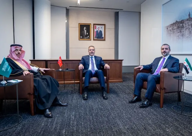 ​التقى وزير الخارجية والمغتربين السيد أسعد حسن الشيباني كلاً من وزير خارجية المملكة العربية السعودية سمو الأمير فيصل بن فرحان ووزير خارجية جمهورية تركيا السيد هاكان فيدان