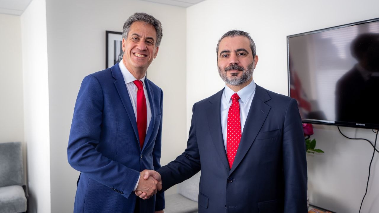 التقى وزير الخارجية والمغتربين السيد أسعد حسن الشيباني وزير خارجية المملكة المتحدة السيد إد ميليباند