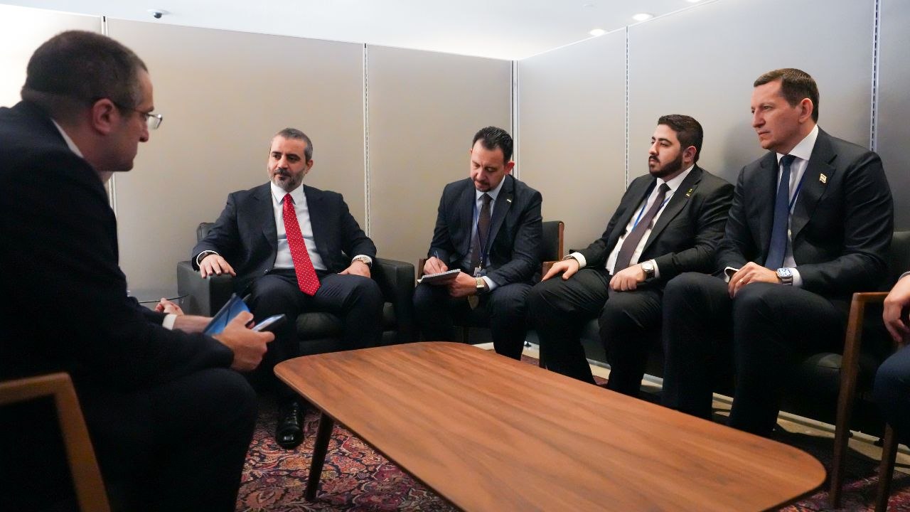 التقى وزير الخارجية والمغتربين السيد أسعد حسن الشيباني المبعوث الأمريكي الخاص لمكافحة معاداة السامية الحاخام يهودا كابلون