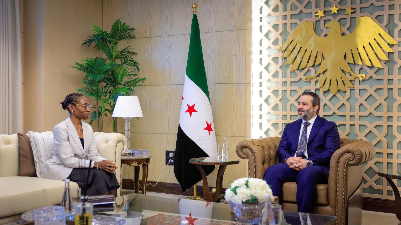 Minister of Foreign Affairs and Expatriates, Mr. Asaad Hassan Al-Shaibani, receives a delegation from the International Crisis Group, headed by Ms. Comfort Ero, at the ministry's headquarters