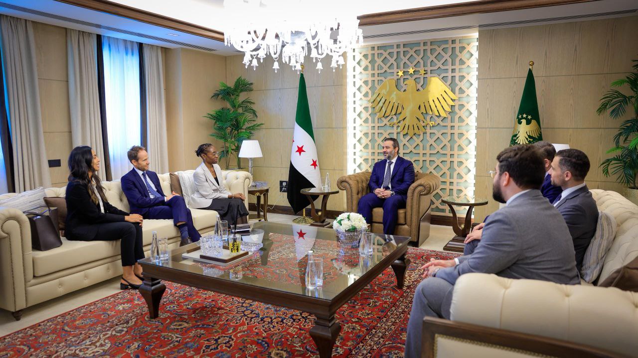 Minister of Foreign Affairs and Expatriates, Mr. Asaad Hassan Al-Shaibani, receives a delegation from the International Crisis Group, headed by Ms. Comfort Ero, at the ministry's headquarters