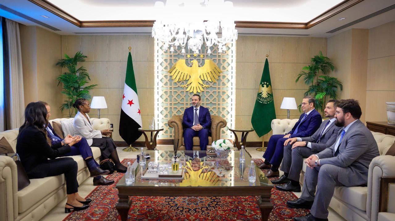 Minister of Foreign Affairs and Expatriates, Mr. Asaad Hassan Al-Shaibani, receives a delegation from the International Crisis Group, headed by Ms. Comfort Ero, at the ministry's headquarters