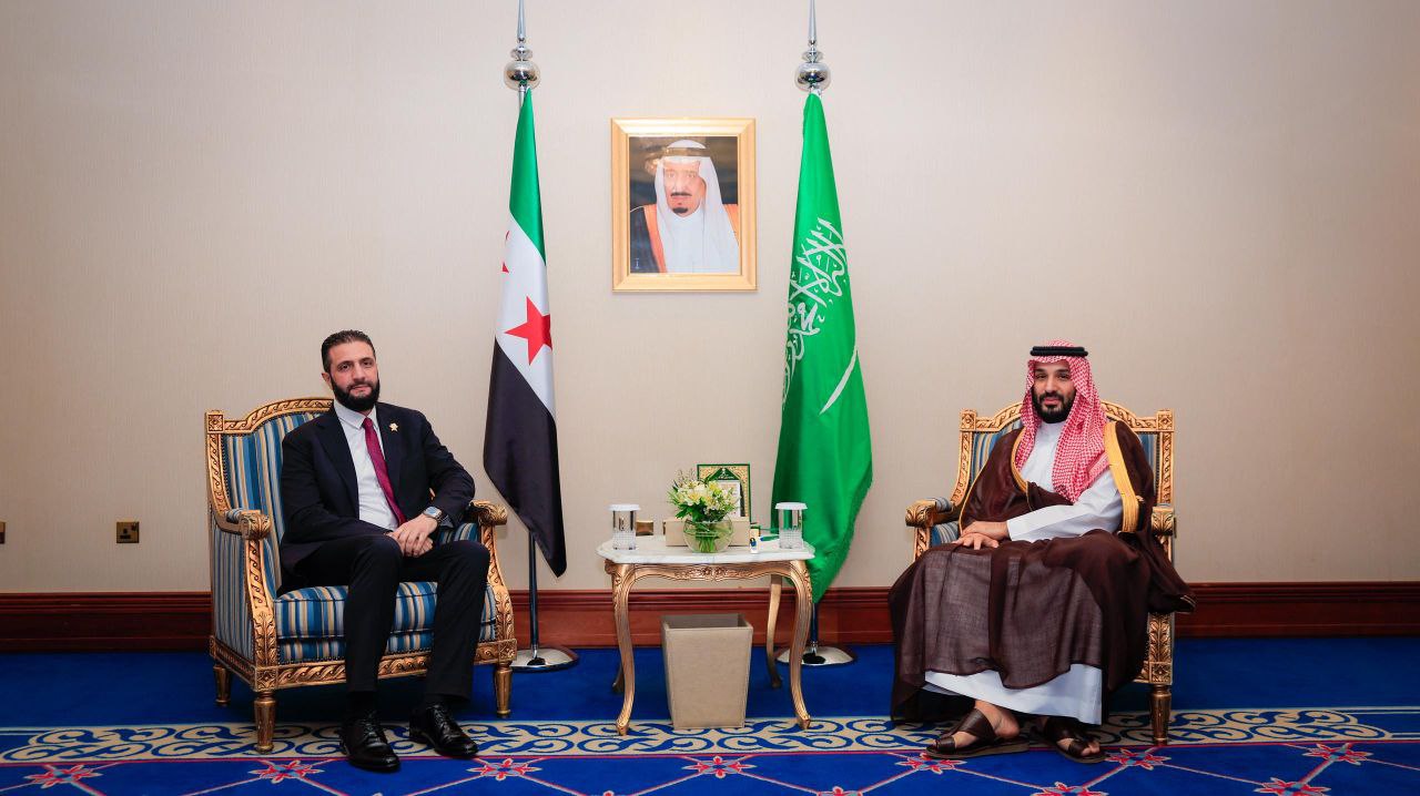 فخامة رئيس الجمهورية السيد أحمد الشرع يلتقي صاحب السمو الملكي الأمير محمد بن سلمان بن عبد العزيز آل سعود ولي العهد ورئيس مجلس وزراء المملكة العربية السعودية