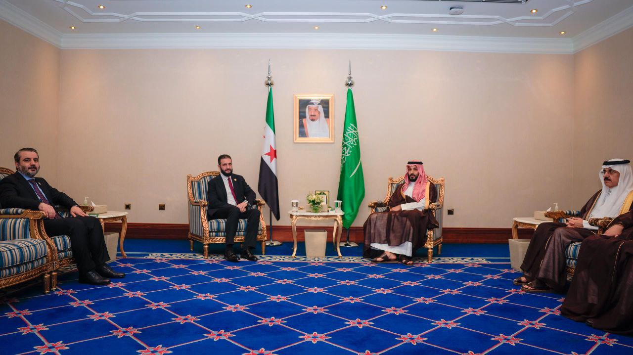 فخامة رئيس الجمهورية السيد أحمد الشرع يلتقي صاحب السمو الملكي الأمير محمد بن سلمان بن عبد العزيز آل سعود ولي العهد ورئيس مجلس وزراء المملكة العربية السعودية
