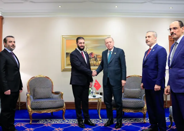 التقى فخامة رئيس الجمهورية السيد أحمد الشرع بفخامة الرئيس رجب طيب أردوغان رئيس الجمهورية التركية، بحضور وزير الخارجية والمغتربين السيد أسعد حسن الشيباني