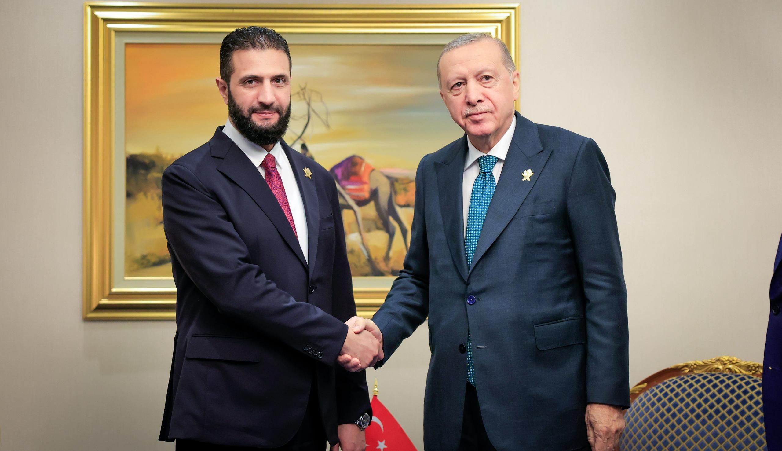 التقى فخامة رئيس الجمهورية السيد أحمد الشرع بفخامة الرئيس رجب طيب أردوغان رئيس الجمهورية التركية، بحضور وزير الخارجية والمغتربين السيد أسعد حسن الشيباني