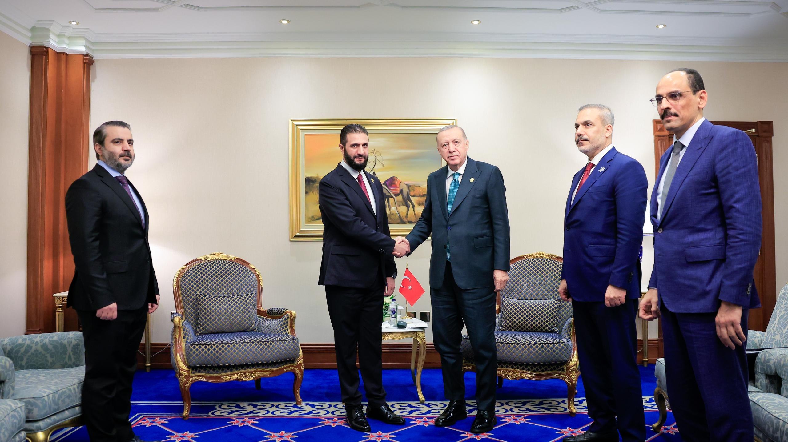 التقى فخامة رئيس الجمهورية السيد أحمد الشرع بفخامة الرئيس رجب طيب أردوغان رئيس الجمهورية التركية، بحضور وزير الخارجية والمغتربين السيد أسعد حسن الشيباني