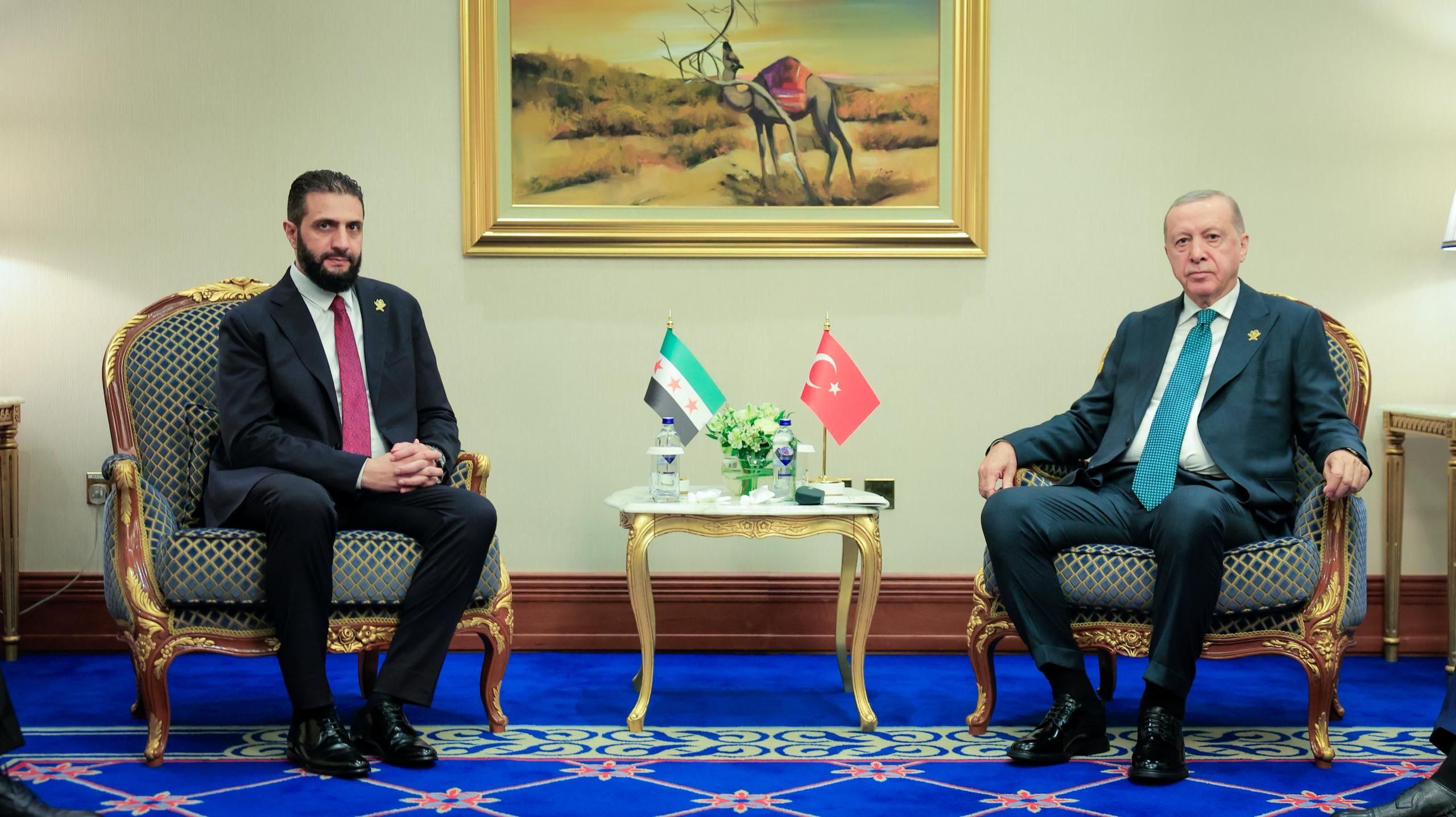 التقى فخامة رئيس الجمهورية السيد أحمد الشرع بفخامة الرئيس رجب طيب أردوغان رئيس الجمهورية التركية، بحضور وزير الخارجية والمغتربين السيد أسعد حسن الشيباني