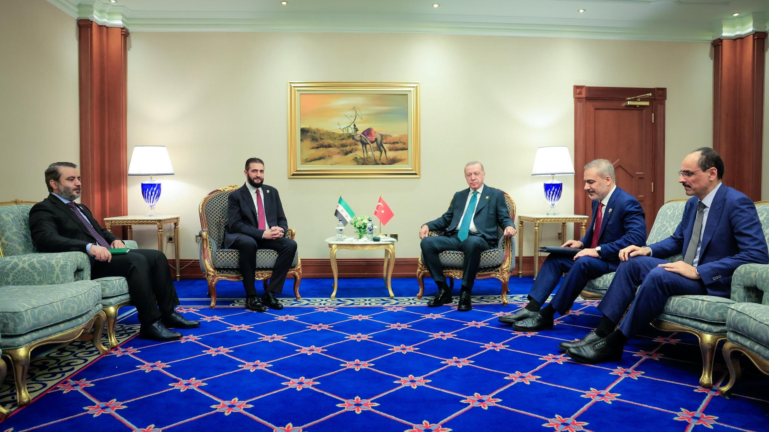 التقى فخامة رئيس الجمهورية السيد أحمد الشرع بفخامة الرئيس رجب طيب أردوغان رئيس الجمهورية التركية، بحضور وزير الخارجية والمغتربين السيد أسعد حسن الشيباني