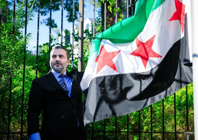 في لحظة تاريخية، وزير الخارجية والمغتربين السيد أسعد حسن الشيباني يرفع علم الجمهورية العربية السورية فوق مبنى السفارة السورية في العاصمة الأميركية واشنطن.