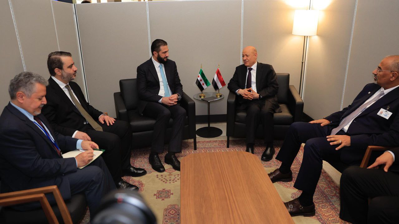 فخامة رئيس الجمهورية السيد أحمد الشرع، يرافقه وزير الخارجية والمغتربين السيد أسعد حسن الشيباني يلتقي رئيس مجلس القيادة الرئاسي اليمني السيد رشاد محمد علي العليمي، في مقر الأمم المتحدة بنيويورك