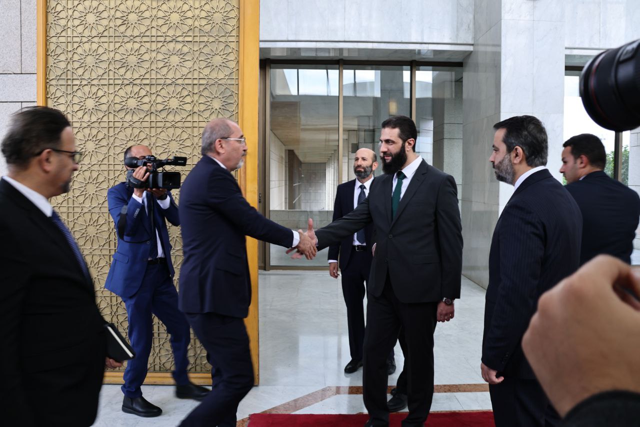 Commander Ahmad Al-Sharaa and Syrian Foreign Minister Mr. Assad Shibani meet with Jordanian Deputy Prime Minister and Minister of Foreign Affairs and Expatriates Ayman Safadi and his accompanying delegation in the capital, Damascus.