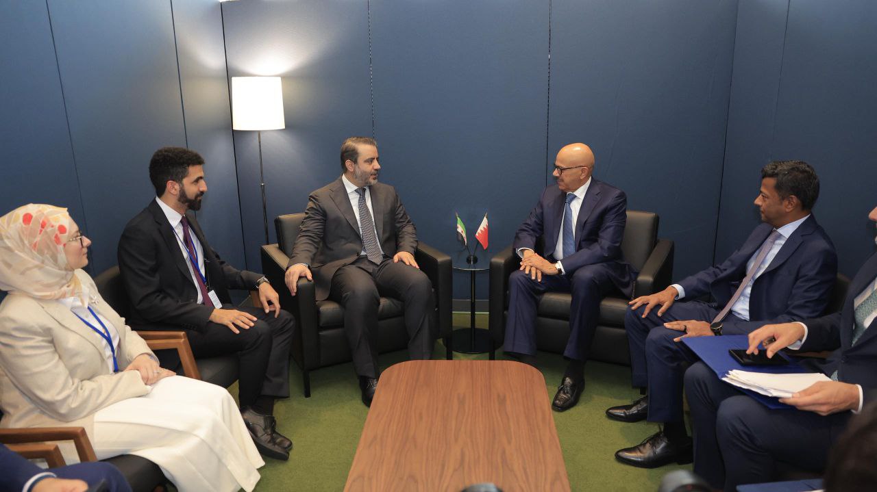 اجتمع وزير الخارجية والمغتربين السيد أسعد حسن الشيباني بنظيره البحريني الدكتور عبد اللطيف بن راشد الزياني