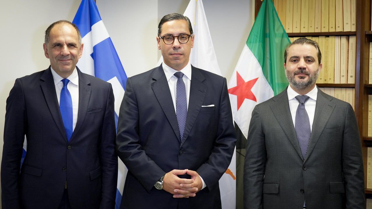 عقد وزير الخارجية والمغتربين السيد أسعد حسن الشيباني اجتماعًا ثلاثيًا مع كلٍّ من وزير خارجية اليونان السيد جورجوس جيرابيتريتس ووزير خارجية قبرص السيد كونستانتينوس كومبوس