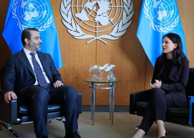 وزير الخارجية والمغتربين السيد أسعد حسن الشيباني يلتقي رئيسة الجمعية العامة للأمم المتحدة السيدة أنالينا بيربوك في مقر الأمم المتحدة بنيويورك
