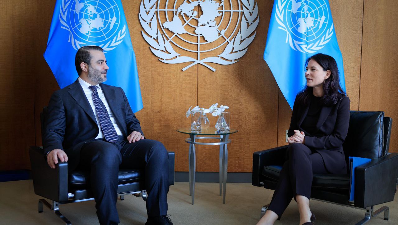 وزير الخارجية والمغتربين السيد أسعد حسن الشيباني يلتقي رئيسة الجمعية العامة للأمم المتحدة السيدة أنالينا بيربوك في مقر الأمم المتحدة بنيويورك
