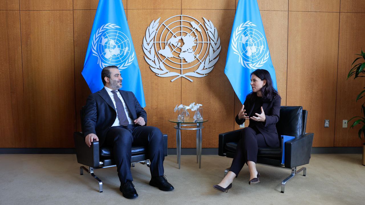 وزير الخارجية والمغتربين السيد أسعد حسن الشيباني يلتقي رئيسة الجمعية العامة للأمم المتحدة السيدة أنالينا بيربوك في مقر الأمم المتحدة بنيويورك