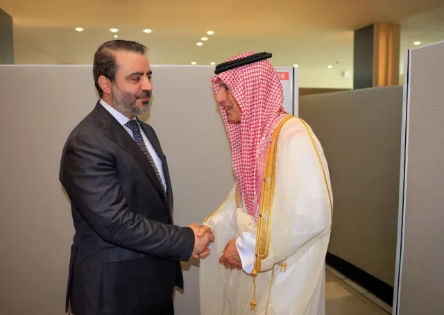 التقى وزير الخارجية والمغتربين السيد أسعد حسن الشيباني بوزير الدولة للشؤون الخارجية وعضو مجلس الوزراء والمبعوث الخاص لشؤون المناخ في المملكة العربية السعودية السيد عادل الجبير