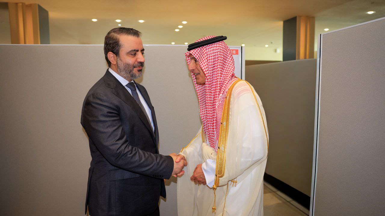 التقى وزير الخارجية والمغتربين السيد أسعد حسن الشيباني بوزير الدولة للشؤون الخارجية وعضو مجلس الوزراء والمبعوث الخاص لشؤون المناخ في المملكة العربية السعودية السيد عادل الجبير