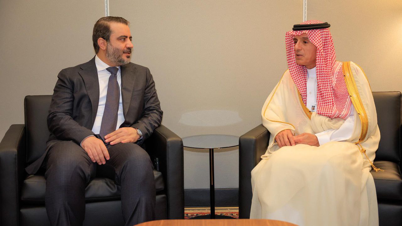 التقى وزير الخارجية والمغتربين السيد أسعد حسن الشيباني بوزير الدولة للشؤون الخارجية وعضو مجلس الوزراء والمبعوث الخاص لشؤون المناخ في المملكة العربية السعودية السيد عادل الجبير