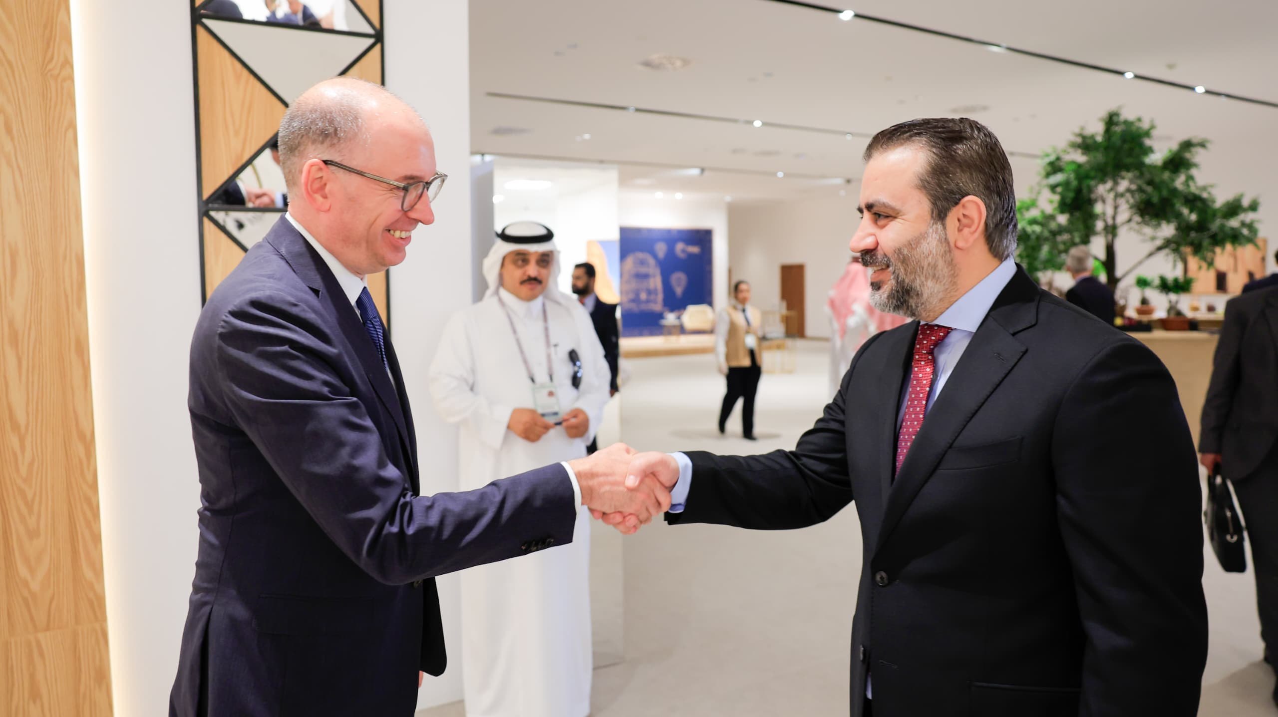 التقى وزير الخارجية والمغتربين السيد أسعد حسن الشيباني وزير الدولة الألماني للتعاون الاقتصادي والتنمية السيد نيلز آنين