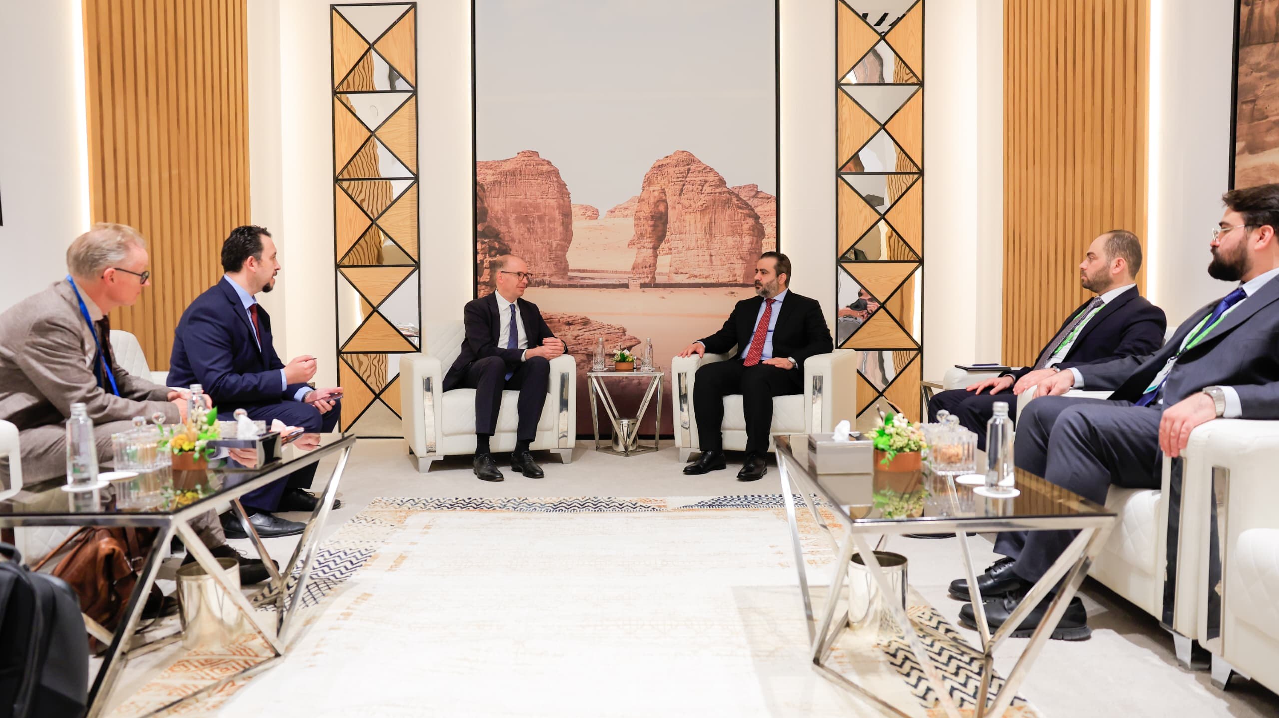 التقى وزير الخارجية والمغتربين السيد أسعد حسن الشيباني وزير الدولة الألماني للتعاون الاقتصادي والتنمية السيد نيلز آنين