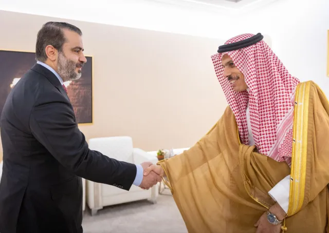 وزير الخارجية والمغتربين السيد أسعد حسن الشيباني يلتقي وزير الخارجية في المملكة العربية السعودية سمو الأمير فيصل بن فرحان آل سعود