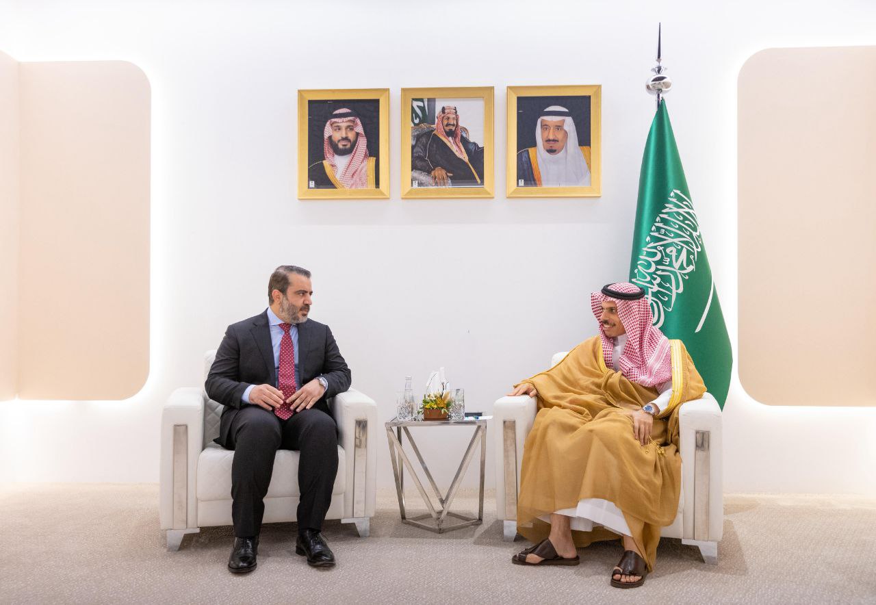 وزير الخارجية والمغتربين السيد أسعد حسن الشيباني يلتقي وزير الخارجية في المملكة العربية السعودية سمو الأمير فيصل بن فرحان آل سعود