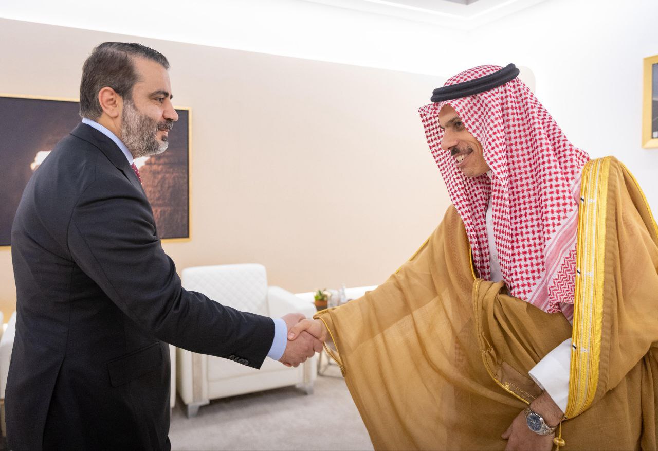وزير الخارجية والمغتربين السيد أسعد حسن الشيباني يلتقي وزير الخارجية في المملكة العربية السعودية سمو الأمير فيصل بن فرحان آل سعود