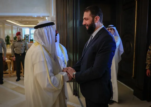 رئيس الجمهورية السيد أحمد الشرع يرافقه وزير الخارجية والمغتربين السيد أسعد حسن الشيباني يلتقي  سمو الأمير الشيخ مشعل الأحمد الجابر الصباح، في قصر بيان بالعاصمة الكويتية